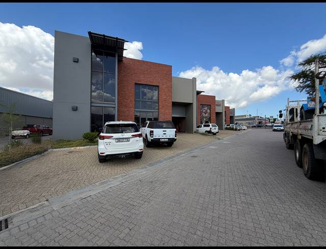 519M² WAREHOUSE TO LET IN STIKLAND INDUSTRIAL